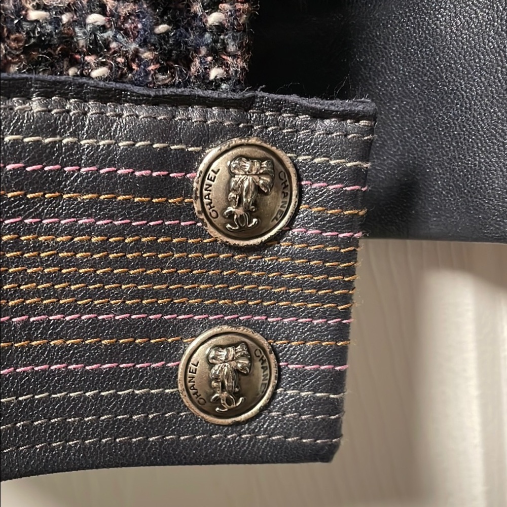 Relisted! Chanel Women's Black Tweed Jacket - Picture 4 of 5